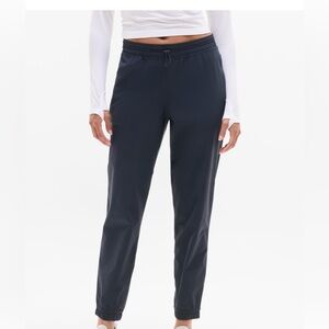 Athleta Pantalon Crosstrain Jogger in size M in Navy or Eclipse